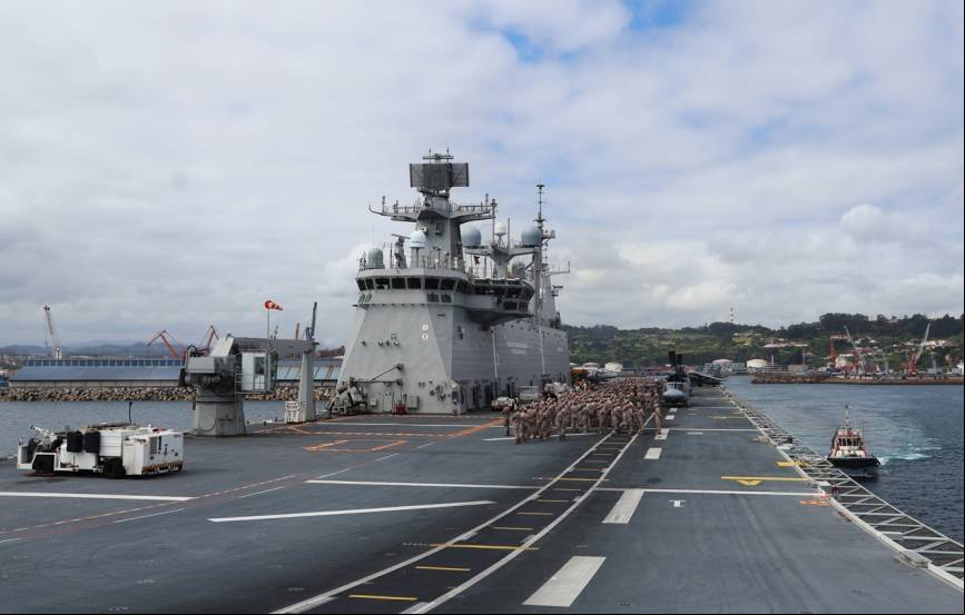 El JCI saliendo del puerto de El Musel, se distinguen en cubierta los infantes de Marina de la Agrupaci