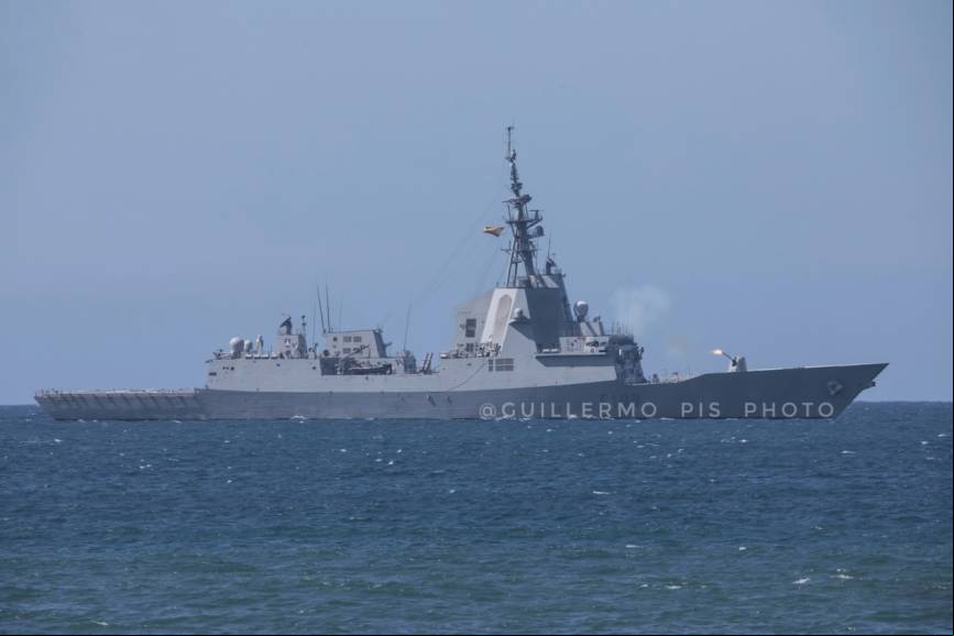 Momento en que la Fragata Blas de Lezo F103 "abate las posiciones enemigas "durante la toma de la playa con su ca