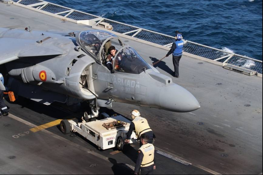 Tras la toma los AV-8B fueron trasladados a sus puntos de aparcamiento en la cubierta del JCI, con la ayuda de la maquinaria de la firma EINSA, denominada