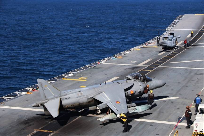 Uno de los AV-8B Plus de la Armada en la cubierta del JCI, un poco m