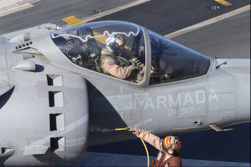 Uno de los AV-8B se prepara para la puesta en marcha en la cubierta del JCI. (foto Julio Ma