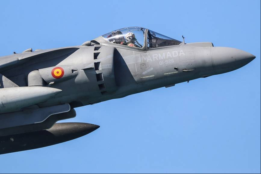 Primer plano de la parte delantera de un AV-8B Plus durante la exhibici