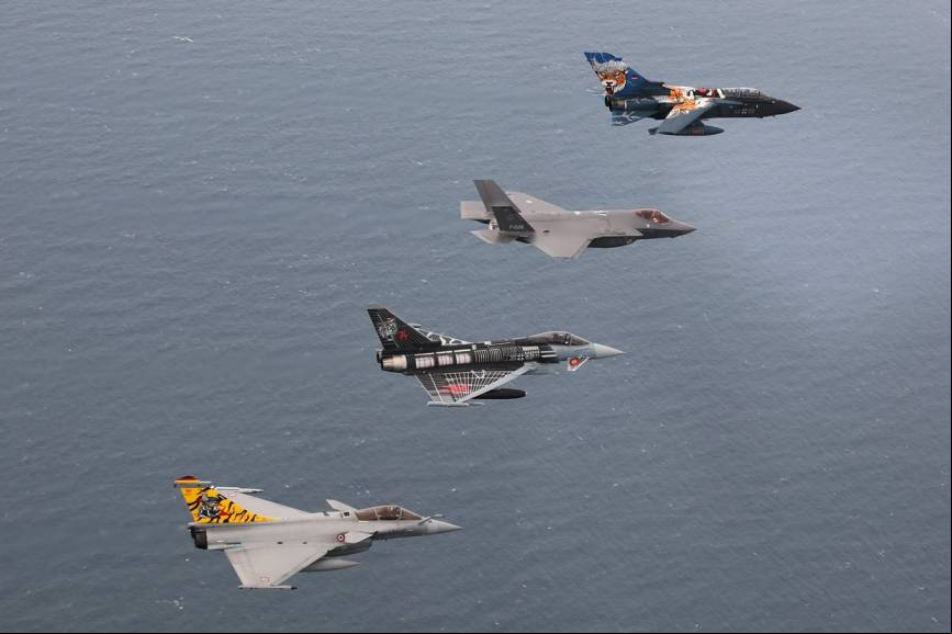Cuatro de los participantes volando en formaci
