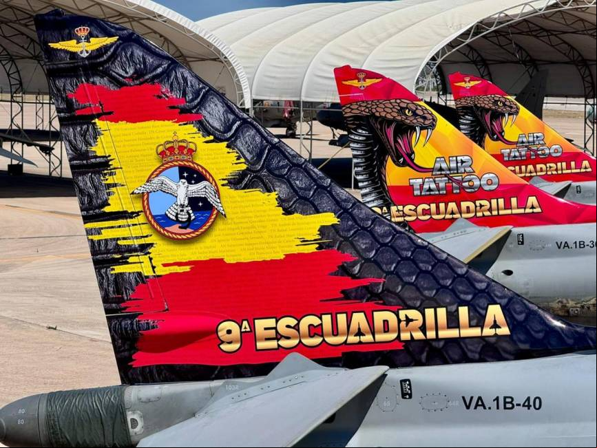 Detalle de las tres colas, en primer plano la del TAV-8B, viniladas por el personal de la FLOAN. (Foto FLOAN)