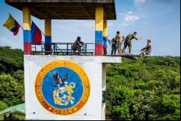 Descenso en rappel desde la torre de la Base del Centro Entrenamiento Anfibio de Infanter
