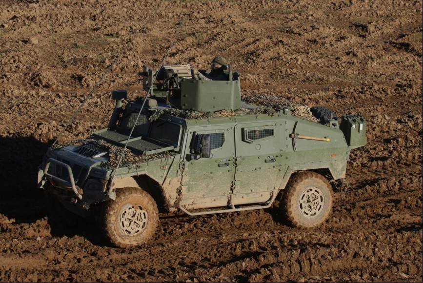 Uno de los VAMTAC ST5 de la BRIPAC, armado con un lanzagranadas LAG-40, avanza por la planicie de la zona de Riecky, del campo de maniobras de Le