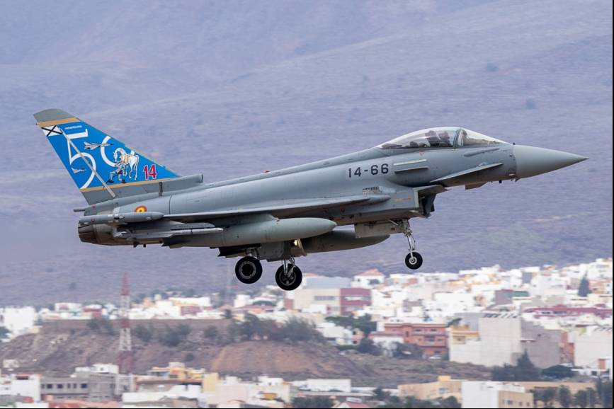 Este Eurofighter lleva la cola decorada especialmente para recordar el 50 aniversario de la creaci