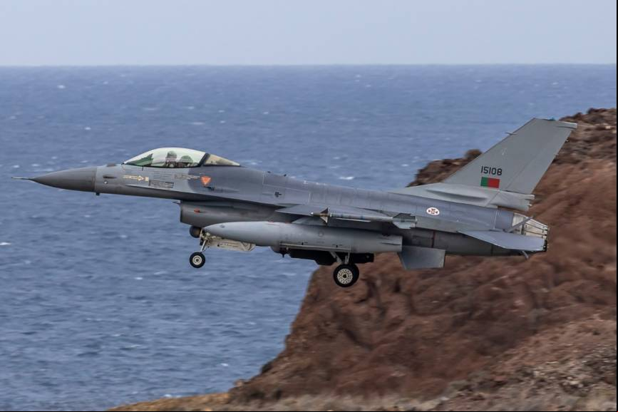Otro de los F-16AM MLU participantes aterrizando el Gando, al fondo se ve el oc