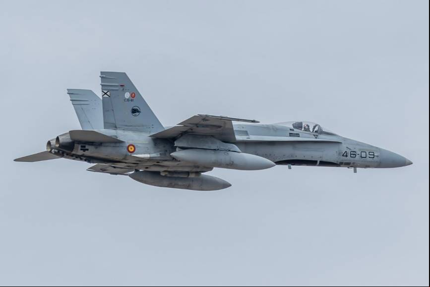 Uno de los veteranos F/A-18A del Ala 46, en su deriva se aprecia el logo del X aniversario de la proclamaci