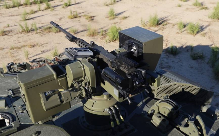 La torre de uso remoto o RCWS Mini-Samson armada con una ametralladora pesada M2HB de 12,70 mm., sita en la parte superior del