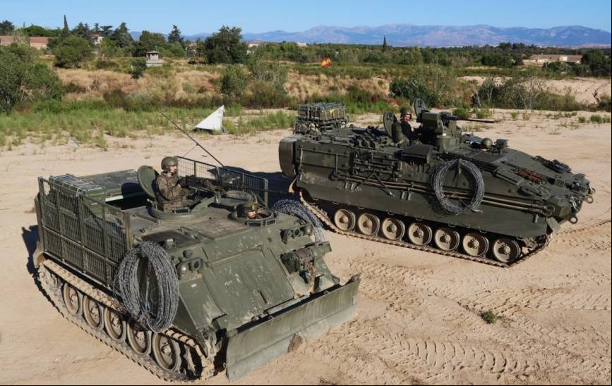En primer plano el Transporte Oruga Acorazado (TOA) M-113 de zapadores, junto al VZAP s