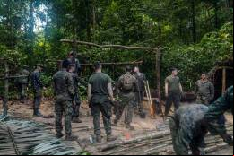 US Marines y soldados de la GDFy la TTDF aprenden t