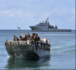 Una barcazas de desembarco lleva a tierra a infantes de marina del 33