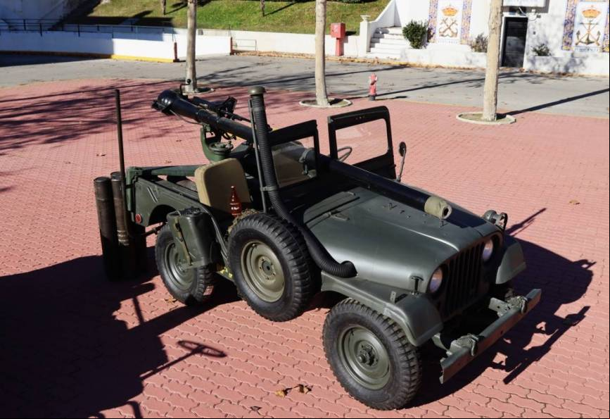 Un Jeep M-38A1C especialmente adaptado para llevar el ca
