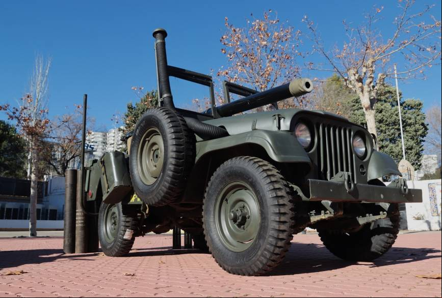 El perfectamente restaurado Jeep M-38A1C, gracias a su pieza M-40A1 de 106 mm, resaltaba como el