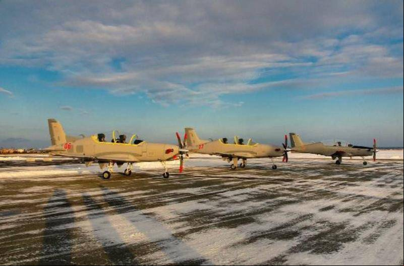 En primer plano los dos primeros UTS-800 de la VKS, al fondo se ve el prototipo. (Foto UZGA)