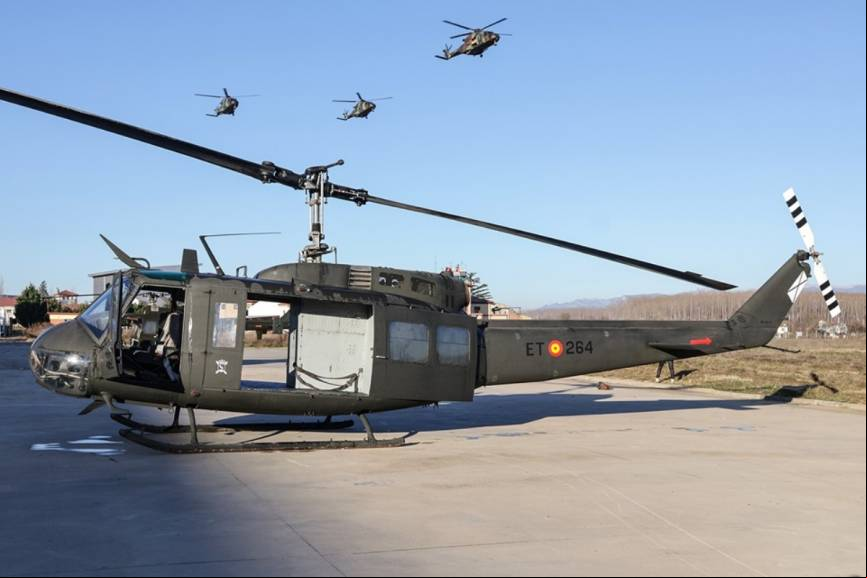 Un Bell UH-1H, m