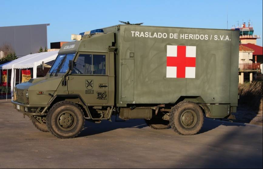 Ambulancia Iveco 40.10 del BHELMA III, al igual que los helic
