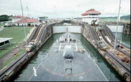 Un destructor del US Navy ingresando al Canal de Panam