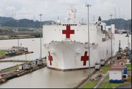 El buque hospital USNS Comfort (T-AH-20) transitando por el Canal de Panam