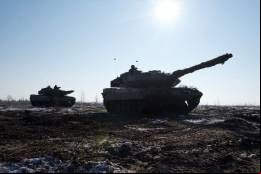 Dos carros de combate "Leopardo 2E