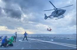 Un H135 realizando ejercicio de cesta a bordo de la F-101 