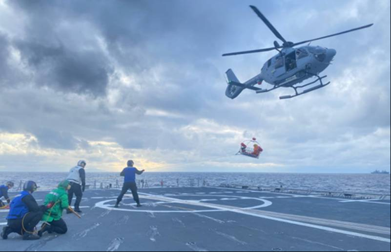 Un H135 realizando ejercicio de cesta a bordo de la F-101 
