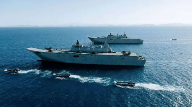 Dos LHD de la Royal Australian Navy navegando. (RAN)