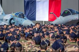 El presidente Macron en la base de Luxeuil-Saint-Sauveur, rodeado de militares, al fondo un 
