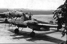 En primer plano, un caza nocturno Messerschmitt Bf 110 equipado con el radar Lichtenstein SN-2 (FuG 220). Al fondo un Junkers Ju 88 equipado con el mismo radar. Obs