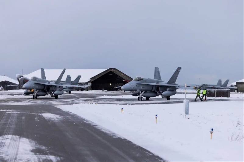 Aviones de combate F-18 de la Fuerza A