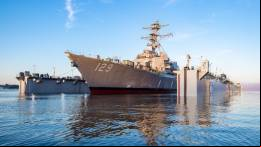 Traslado en dique seco hasta su botadura en el mar del futuro destructor USS Jeremiah Denton (DDG-129). (Foto: HII Ingalls Shipbuilding)