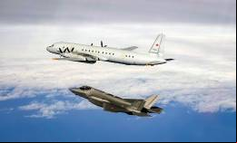 Uno de los F-35A daneses (primer plano) 