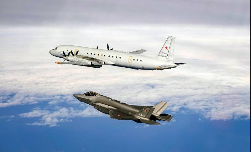 Uno de los F-35A daneses (primer plano) 