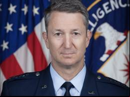 El teniente general de la  USAF Dan "Razin" Caine reemplazar