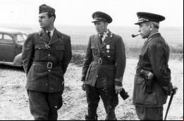 Constantin Cantacuzino (a la izquierda) con el jefe de Escuadr