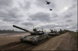 Carros de combate T-64 ucranianos sobrevolados por Su-27 de su Fuerza A