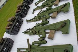Cuatro mil de los renovados fusiles de as alto STG 77A1 