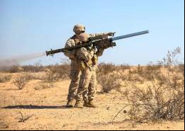 Un marine de Estados Unidos dispara un Stinger durante el entrenamiento. (foto USMC)