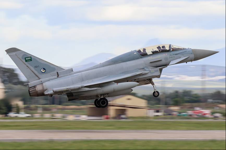 En los despliegues al Red Flag, como este, es habitual utilizar biplazas como este de la RSAF. (foto Rub