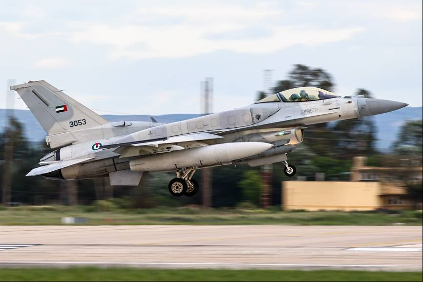Un F-16E de los EAU, se aprecia bajo la parte delantera del fuselaje, lleva instalado un pod designador de AN/AAQ-33, m