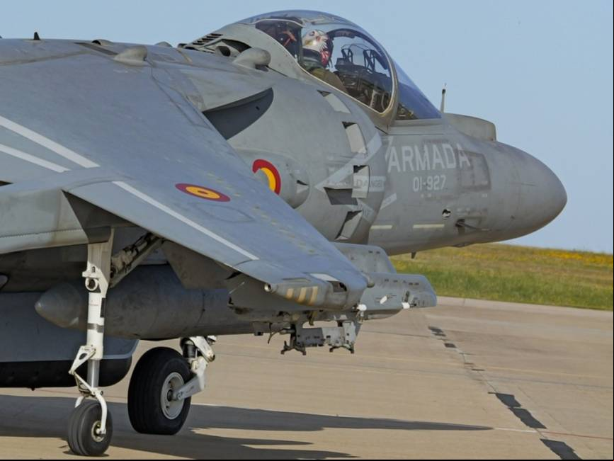 Detalle de uno de los AV-8B+ mientras carreteaba hac