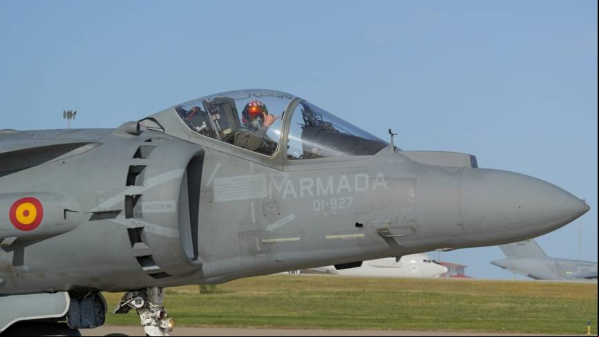 El piloto de este AV-8B+ de la Novena Escuadrilla nos hace con la mano el saludo t