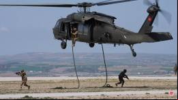 Fuerzas especiales descienden mediante fast rope de un helic