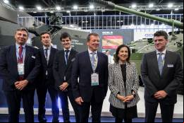 Visita de la ministra al stand de GDELS-Santa B