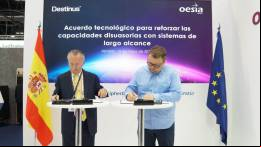 Firma del acuerdo en FEINDEF. (foto: Grupo Oes