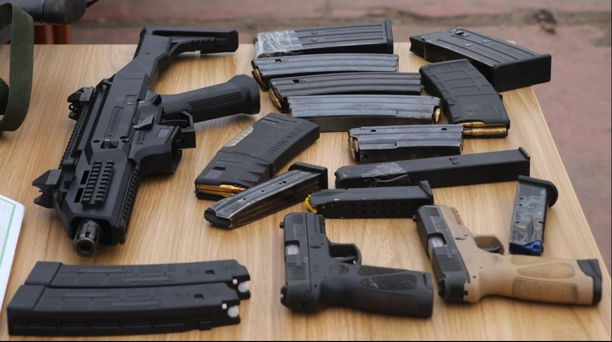 Subfusil CZ Scorpion Evo 3 S1 de 9x 19 mm. Al lado, dos pistolas Taurus G3 de 9 x 19 mm. y cacerinas de pistolas y subfusiles de 9 mm. y carabinas y fusiles en calibre .223 REM (5,56 x 45 mm). Subfusil CZ Scorpion Evo 3 S1 de 9x 19 mm. Al lado, dos pistolas Taurus G3 de 9 x 19 mm. y cacerinas de pistolas y subfusiles de 9 mm. y carabinas y fusiles en calibre .223 REM (5,56 x 45 mm).