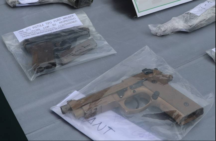 Dos de las pistolas incautadas. Una Beretta M9A4 de 9 x 19 mm. y una Ma HSc .380 Auto.