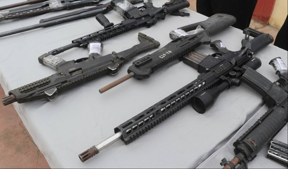 Fusil del tipo AR-15 dotado de una mira telesc Fusil del tipo AR-15 dotado de una mira telesc