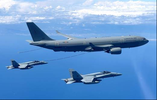 Uno de los F/A-18A del Ala 46 realizando un enganche al sistema de reabastecimiento en vuelo del A330-200 MRTT, mientras el otro espera. (Foto Ala 46)